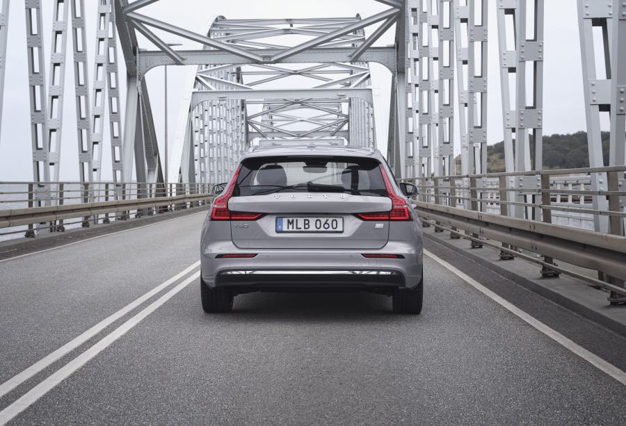  Volvo V60 T8 Recharge AWD Inscription 2021 года  (WW) (фото 8 из 9)